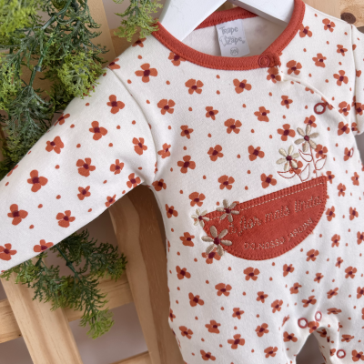 Macacão Trape Zape - A Flor mais linda do nosso jardim - Off e Cor Telha